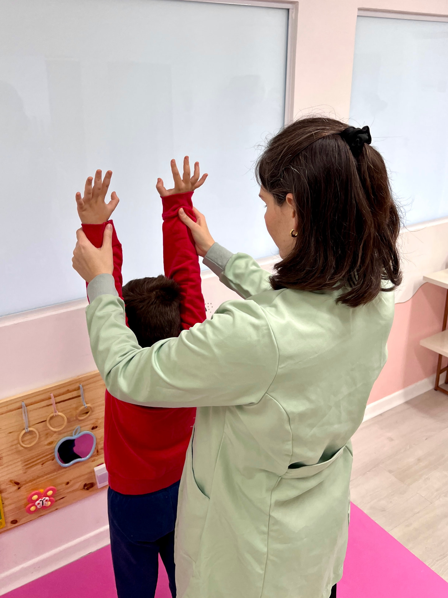 Dra. Natália Folco acompanhando o movimento dos braços de uma criança