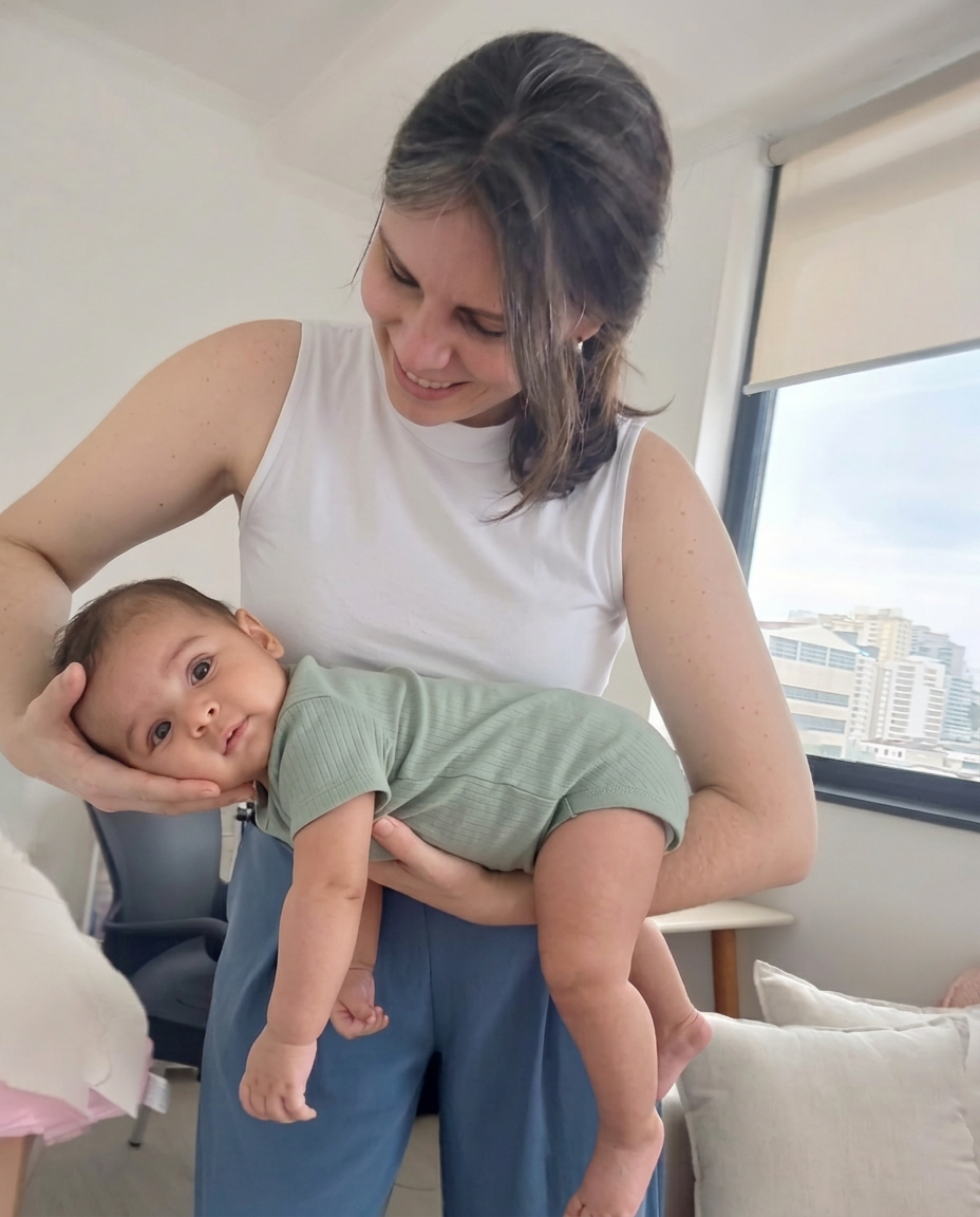 Dra. Natália Folco acolhendo um bebê durante atendimento de osteopatia pediátrica